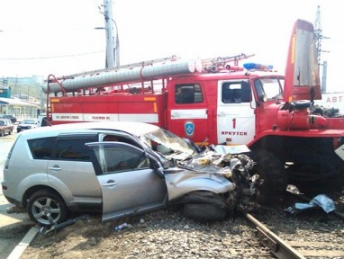 В Иркутске столкнулись пожарная машина и иномарка: есть пострадавшие В Иркутске столкнулись пожарная машина и иномарка: есть пострадавшие