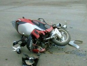 В центре Москвы иномарка сбила мотоциклиста: последний погиб, не дождавшись «скорой» В центре Москвы иномарка сбила мотоциклиста: последний погиб, не дождавшись «скорой»