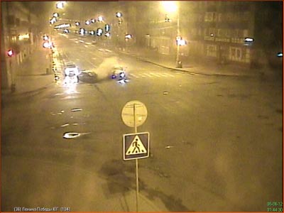 Пьяная девушка сбила две машины Пьяная девушка сбила две машины