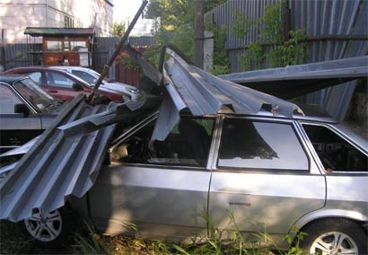 Водитель девятки сбил забор на три машины Водитель девятки сбил забор на три машины