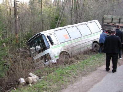 Рейсовый автобус, не справившийся с управлением, вылетел в кювет Рейсовый автобус, не справившийся с управлением, вылетел в кювет