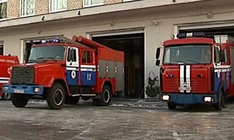 Зажатых людей извлекают из разбитых машин на Калужском шоссе Зажатых людей извлекают из разбитых машин на Калужском шоссе