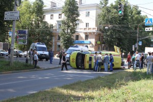 В Н.Новгороде «Скорая» перевернулась в результате ДТП В Н.Новгороде «Скорая» перевернулась в результате ДТП