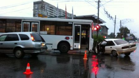В Красноярске автобус № 80 врезался в иномарку: есть пострадавшие В Красноярске автобус № 80 врезался в иномарку: есть пострадавшие