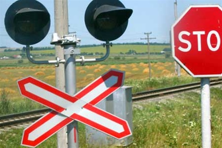 Под Москвой электропоезд протаранил вставший у него на пути грузовой автомобиль Под Москвой электропоезд протаранил вставший у него на пути грузовой автомобиль