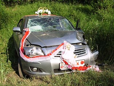 В Ростове лихач на иномарке врезался в свадебный кортеж, есть пострадавшие В Ростове лихач на иномарке врезался в свадебный кортеж, есть пострадавшие