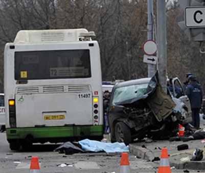 В Москве опять погибли люди на остановке, в этот раз по вине женщины на джипе В Москве опять погибли люди на остановке, в этот раз по вине женщины на джипе