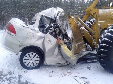 В Кемеровской области легковушка врезалась в грейдер В Кемеровской области легковушка врезалась в грейдер
