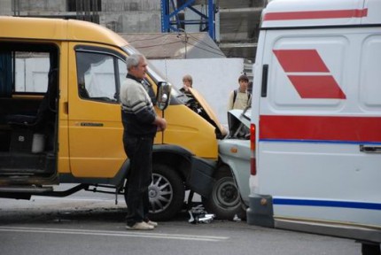 В Омске иномарка столкнулась с маршруткой: есть пострадавшие