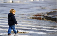 В Ростове маршрутка сбила мужчину и его 4-летнюю дочку: они получили серьёзные травмы