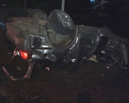 ДТП в Омске: иномарка с пьяным водителем за рулём врезалась в дерево, перевернулась и загорелась