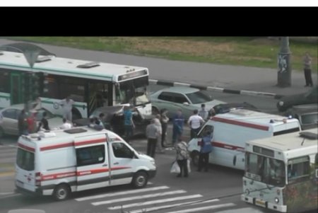 В столице произошло ДТП с участием трех легковушек и автобуса ЛИАЗ