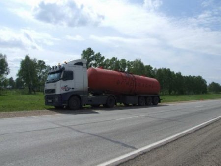 ДТП в Алтайском крае: столкнулись три машины и бензовоз, пострадали люди