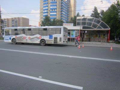 В Екатеринбурге пенсионерка, выходя из автобуса, попала под его колеса