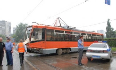 Пермь: из-за трамвая, у которого, предположительно, отказали тормоза, произошло масштабное ДТП