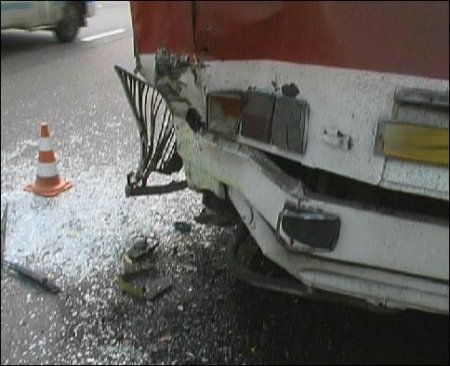 Маршрутка догнала автобус на светофоре в Кемерово, есть пострадавшие