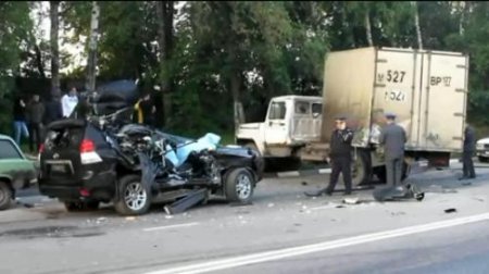 Утреннее ДТП в столице: Toyota Land Cruiser снесла фургон у грузовика, девушка-водитель погибла