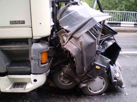 На Калужском шоссе произошло крупное ДТП с участием 5-и легковых автомобилей и грузовиком перевозившим кирпичи