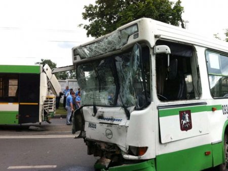 На юге Москвы столкнулись два автобуса и четыре легковушки