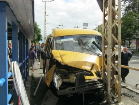 Маршрутка, выскочив на тротуар, едва не убила пешехода в Петрозаводске