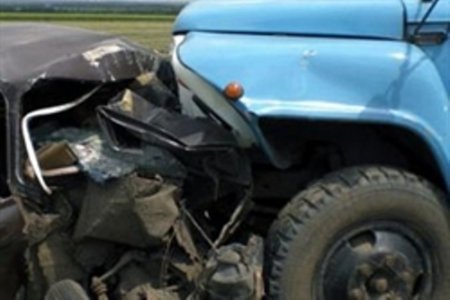 В столице «Форд» влетел под грузовик: 5 человек оказались заблокированными в салоне легковушки