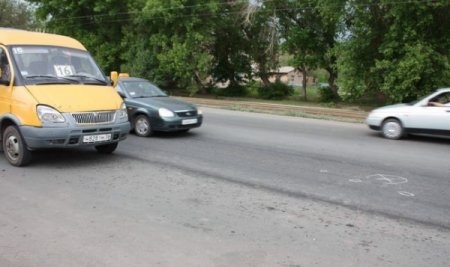 В Омске ВАЗ скинул с трассы пассажирскую «Газель»