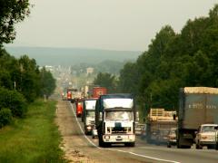 На трассе в Челябинской области перевернулась фура с креозотом