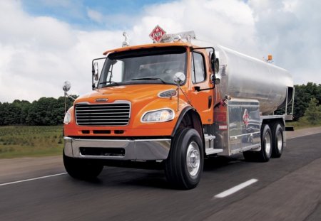 Грузовик, перевозивший ядовитый химикат, перевернулся в Челябинской области: виновника ДТП накажут большим штрафом