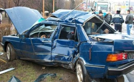 В Республике Дагестан маршрутная «Газель» столкнулась с иномаркой, не уступившей дорогу, погибло два человека, 9 госпитализированы