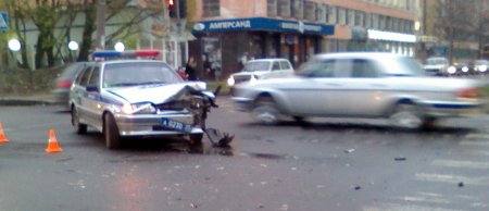 ДТП в Смоленске: Водитель, пьяный вхлам врезался в патрульную машину ГИБДД