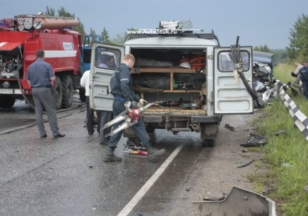 ДТП в Кировской области, перевернулась маршрутка с пассажирами, 5 человек погибли на месте(ФОТО с места ДТП)
