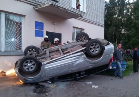 Массовое дорожное происшествие в Архангельске: джип, оказавшийся на тротуаре «вверх ногами», чудом не убил никого из пешеходов