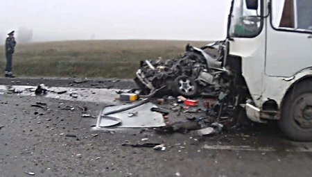 Под Новосибирском «Тойота» на большой скорости врезалась в автобус ПАЗ: погибли пятеро молодых людей