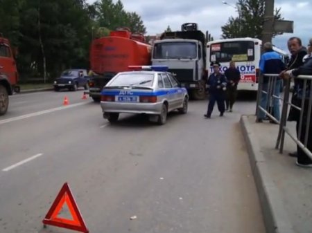 В Вологде столкнулись лесовоз, бензовоз и автобус