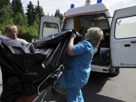 На Смоленщине маршрутка, зацепив легковушку, съехала в кювет и врезалась в дерево: четверо погибших, несколько раненых