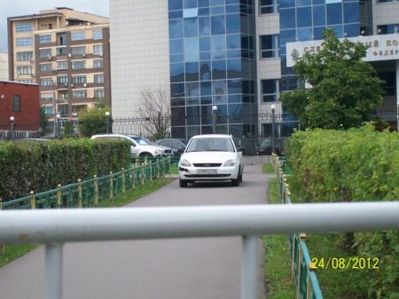 Городской сквер, используемый под стоянку авто