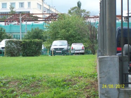 Городской сквер, используемый под стоянку авто