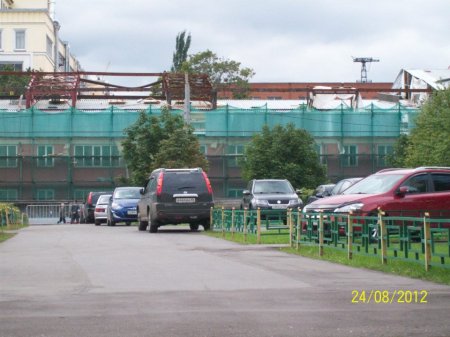 Городской сквер, используемый под стоянку авто