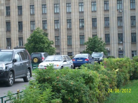 Городской сквер, используемый под стоянку авто