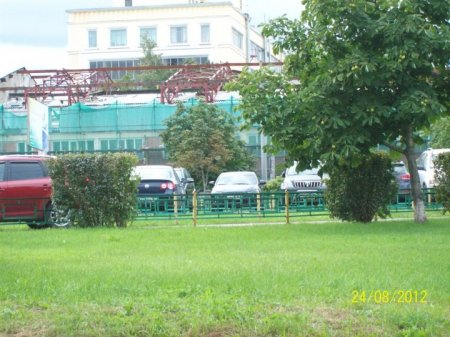 Городской сквер, используемый под стоянку авто