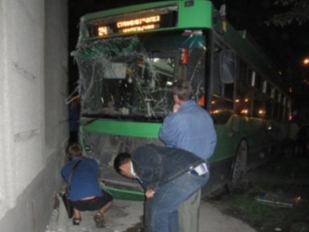 Троллейбусы тоже иногда «сходят с ума»: в Новосибирске «проводной транспорт» на полном ходу въехал в пятиэтажку