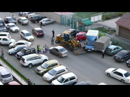 Пьяный тракторист разбил в Барнауле 7 машин, а потом его чуть не убили разъяренные владельцы