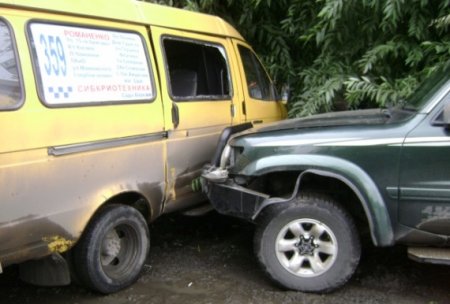 В Омске джип протаранил маршрутную «Газель», пострадали семеро