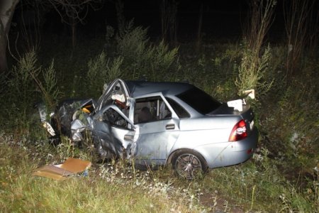 В полночь под Новосибирском разбилась «Приора» с сотрудником ГИБДД за рулем, двое погибли