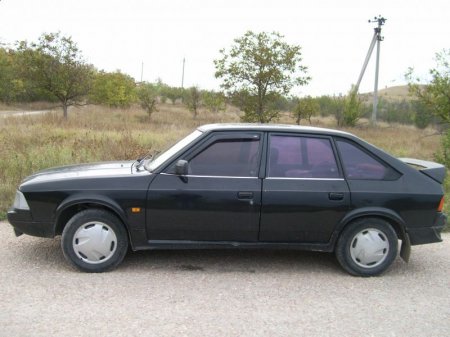 Водитель на «Москвиче» протаранил стоявший на обочине грузовик, двое погибли