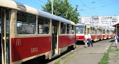 В столице утром из-за ДТП стояли трамваи, погиб водитель «Мерседеса»