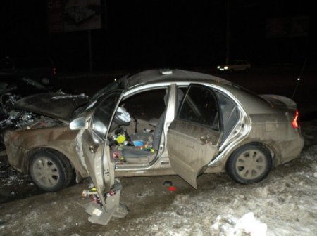 Новосибирск: трое молодых людей погибли в столкновении иномарки с грузовиком