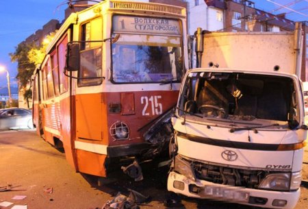 В Иркутске трамваю перекрыл дорогу грузовик с пьяным водителем, пятеро пострадали