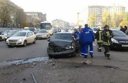 Москвичка, выпив бутылку водки, села за руль и устроила крупную аварию на Кутузовском