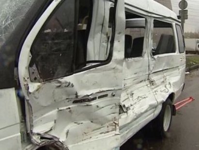 Питер: в столкновении иномарки и микроавтобуса на Выборгском шоссе пострадали 11 человек